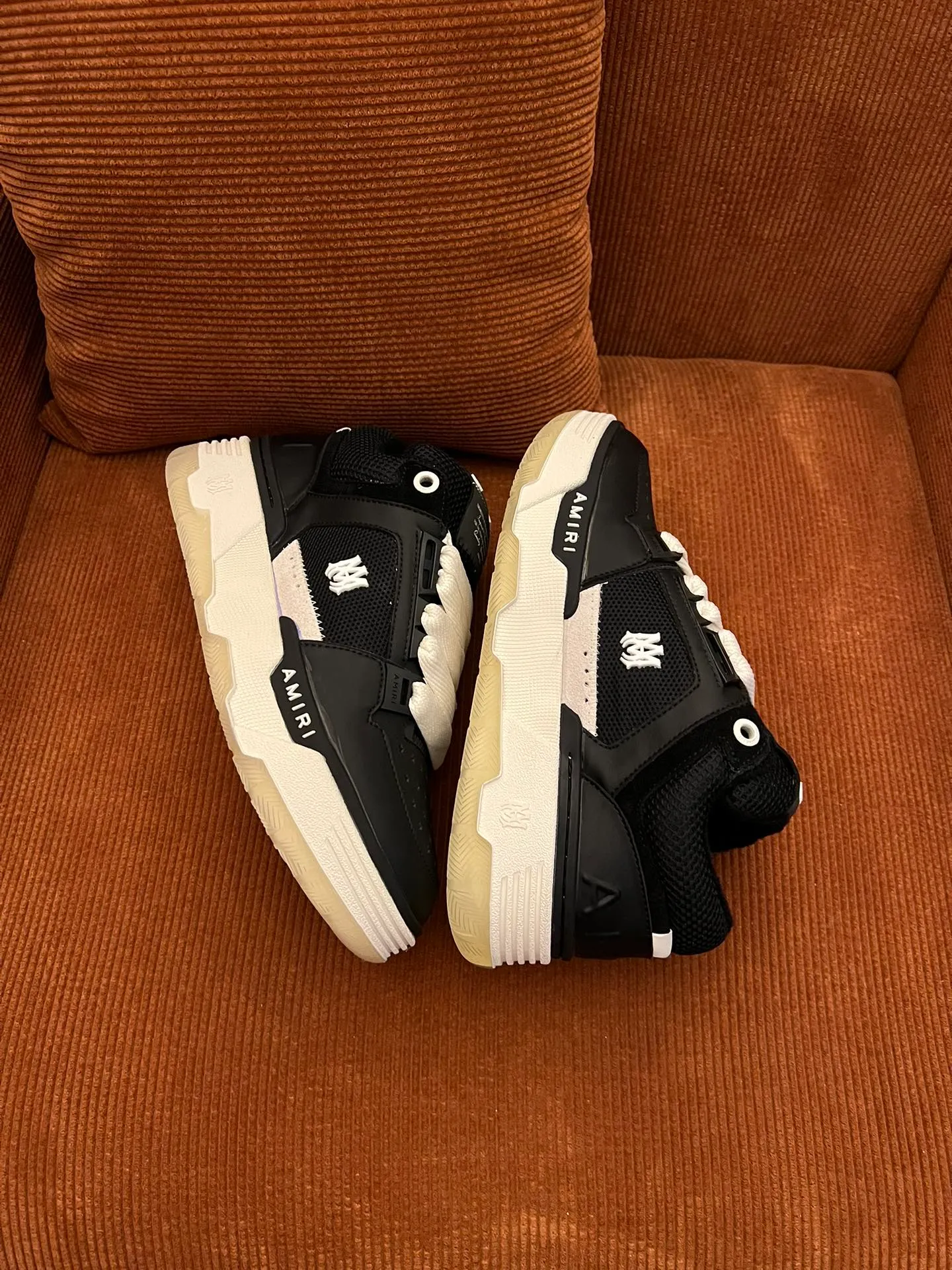 p620💰Men's shoes Amiri Emile's 2023 spring and summer new MA-1 bread shoes, couple models, casual sports shoes, sneakers Amiri gave up the rock punk style in the new season and used a large number of unsaturated colors, Morandi tones, whether you see or wear them, it will make people very happy. The large tongue of the bread shoes continues, shortens the length of the shoe body, thickens the midsole, and the toe part is more rounded. Amiri's brand letters and MA logo appear on the side of the shoe. Fabric: Original customized imported first-layer cowhide + mesh. Lining: Original customized breathable towel lining. Outsole. Foam combination material. Bottom thickness: 4CM. Size: Men's 39-45